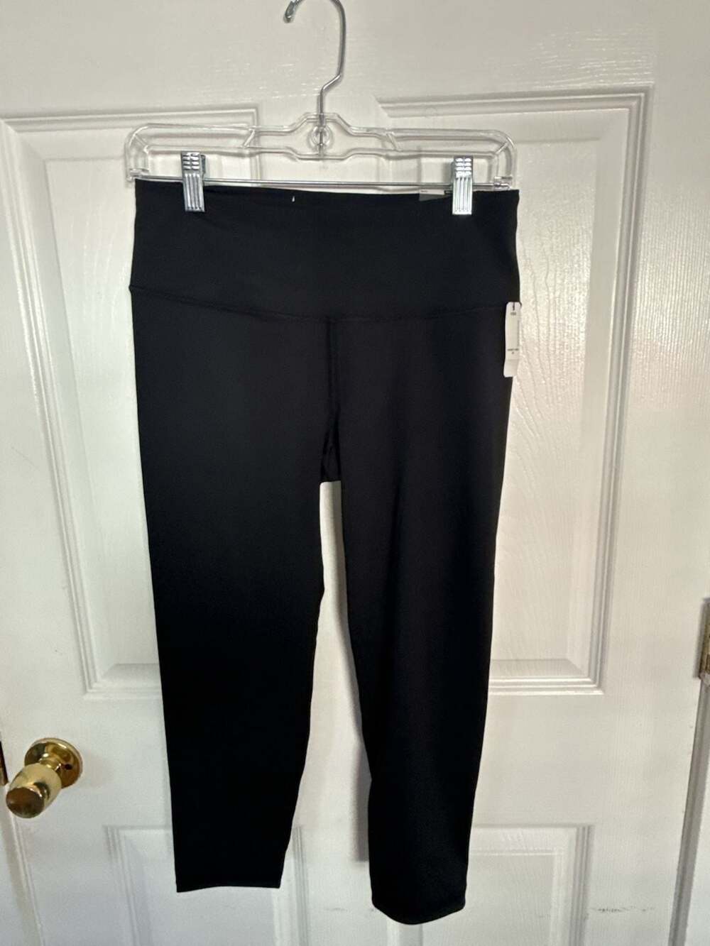 Victoria Sport Knockout Medium Rise Capri Leggings Black Size M